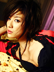 Incredibly sensual gravure idol babe seduces in black lingerie