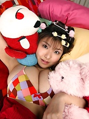 Hanai Miri posing her natural big tits in colored bikini