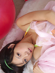 Airi Sakuragi Asian shows racy bum and round cans in bath suit