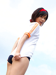 Yuzuki Hashimoto Asian does gym exercises and enjoys ice cream