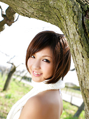 Rina Nagasaki Asian comes in white lingerie to play in nature