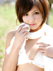 Rina Nagasaki Asian comes in white lingerie to play in nature