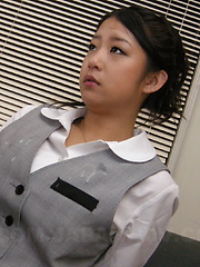 Satomi Suzuki really likes cum on her outfit