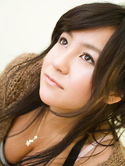 Natsuki Takahashi Asian in short tight skirt shows hot cleavage